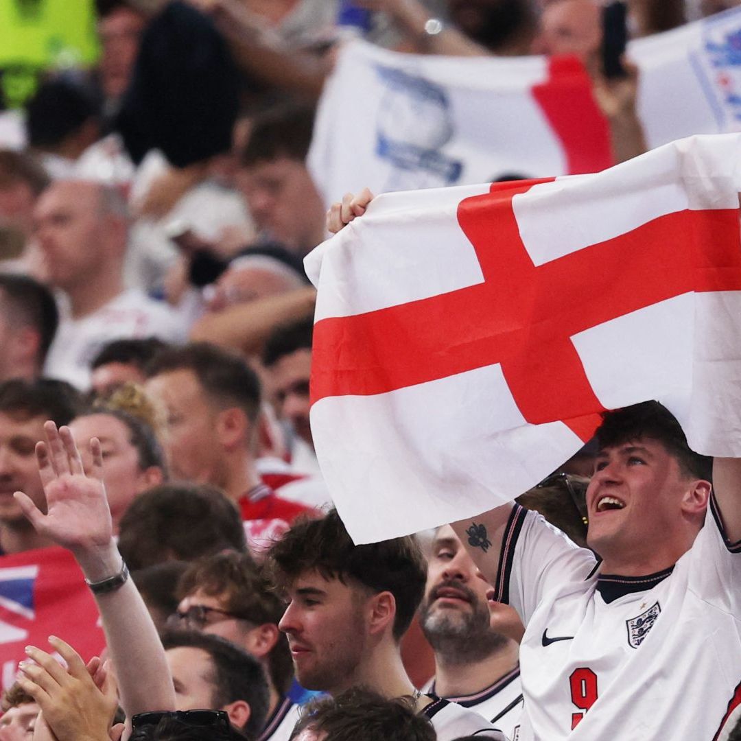 Fan sostiene Bandera de Inglaterra en Mundial 2026. ¿Por qué Inglaterra tiene dos banderas?