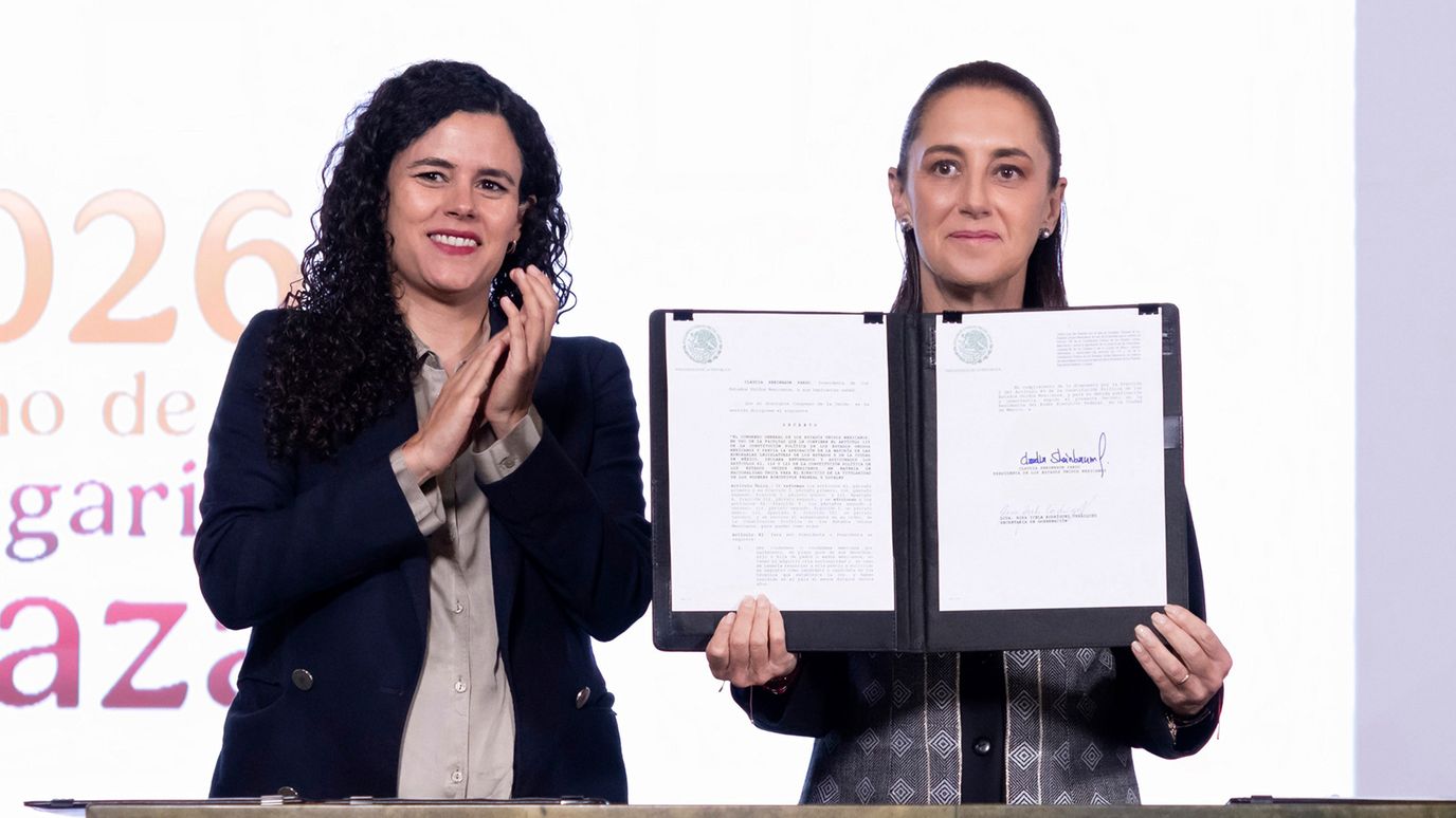 Claudia Sheinbaum firma decreto que prohíbe la doble nacionalidad para candidaturas en México