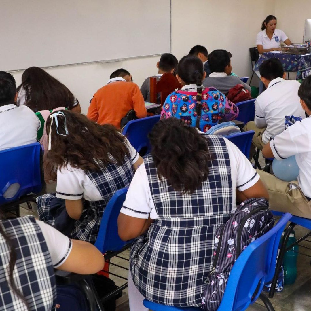 Niños toman clases en salón. Puentes y Feriados de Septiembre 2026.