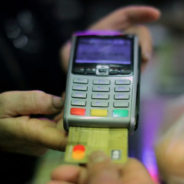 Un comprador utiliza una tarjeta de crédito para pagar productos en un supermercado. Foto: Reuters
