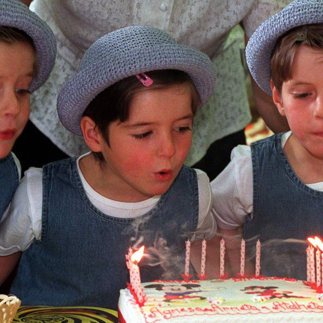Niños apagan velas de pastel. Qué tan común es tu cumpleaños.