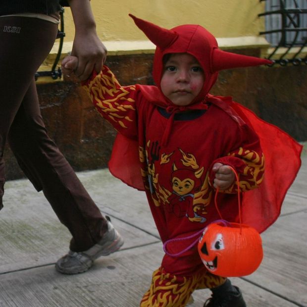 Niños Disfrazados para pedir Calaverita. Qué día se piden dulces en México.
