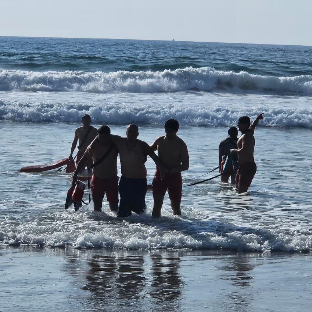 Rescatan a Familia Arrastrada por el Mar en Playas de Tijuana, BC