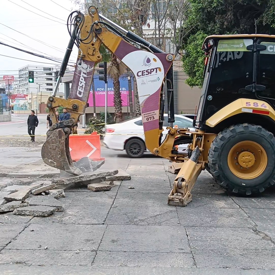 Más de 80 Colonias de Tijuana Afectadas por Fuga de Agua; Cierran Bulevar Aguacaliente