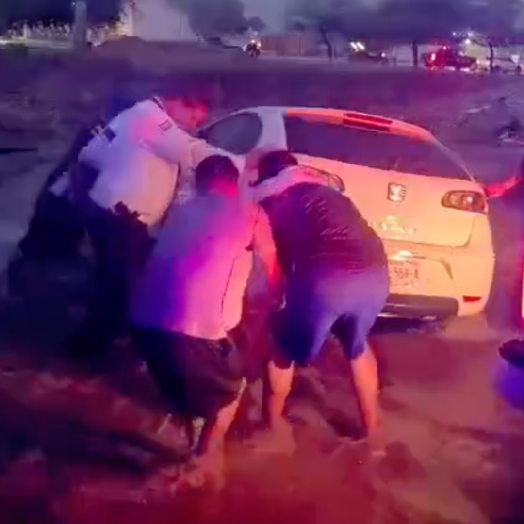 Hombre y Joven Rescatados de Caer a Canal Pluvial tras Intensas Lluvias en Hermosillo