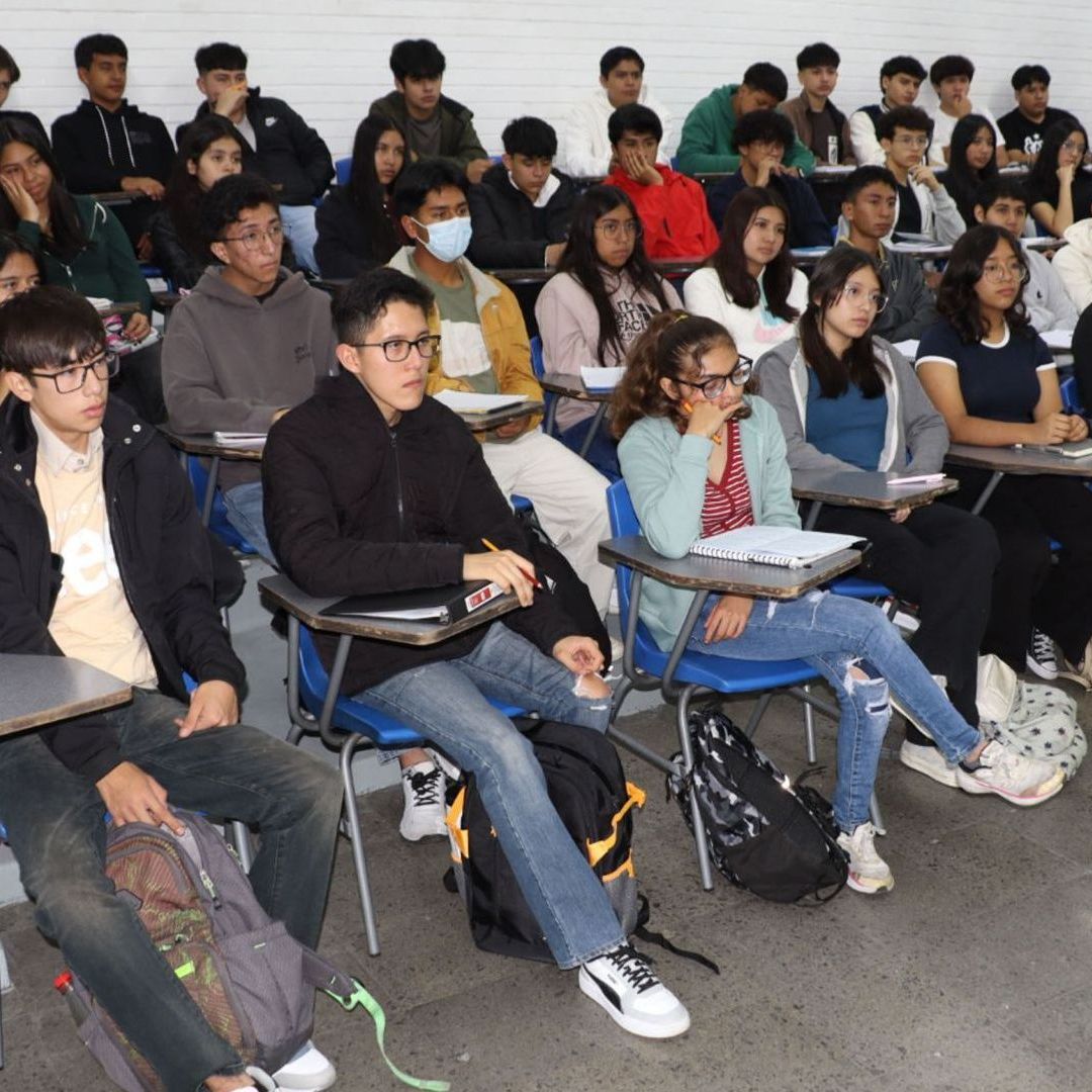 Resultados UNAM 2026: Estudiantes en salón escolar