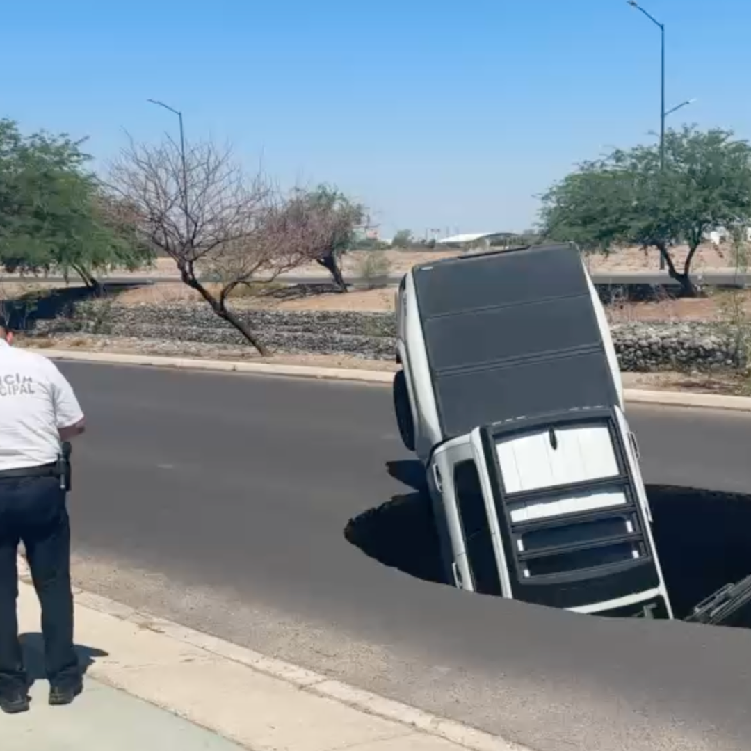 Se Abre Socavón y se Cae Camioneta en Hermosillo