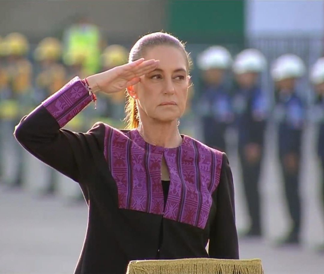 Sheinbaum en Izamiento de bandera por víctimas de sismos de 1985 y 2017