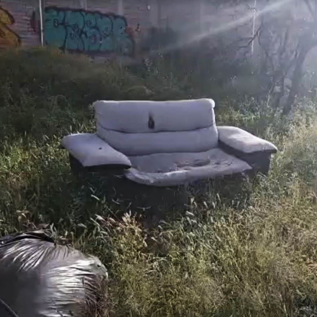 El sillón estaba en un terreno baldío.