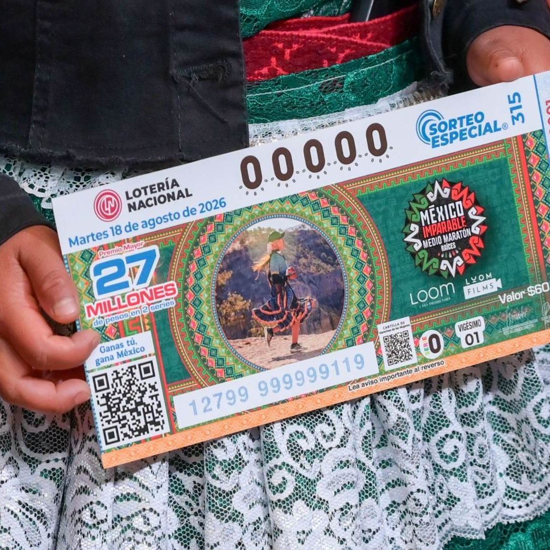 Billete Sorteo Especial 315 de la Lotería Nacional sostenido por "Las Corredoras de México".