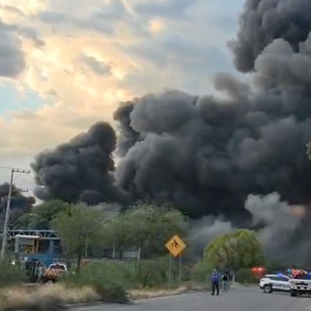 Suspenden Clases en Conalep por Incendio de Recicladora al Sur de Hermosillo