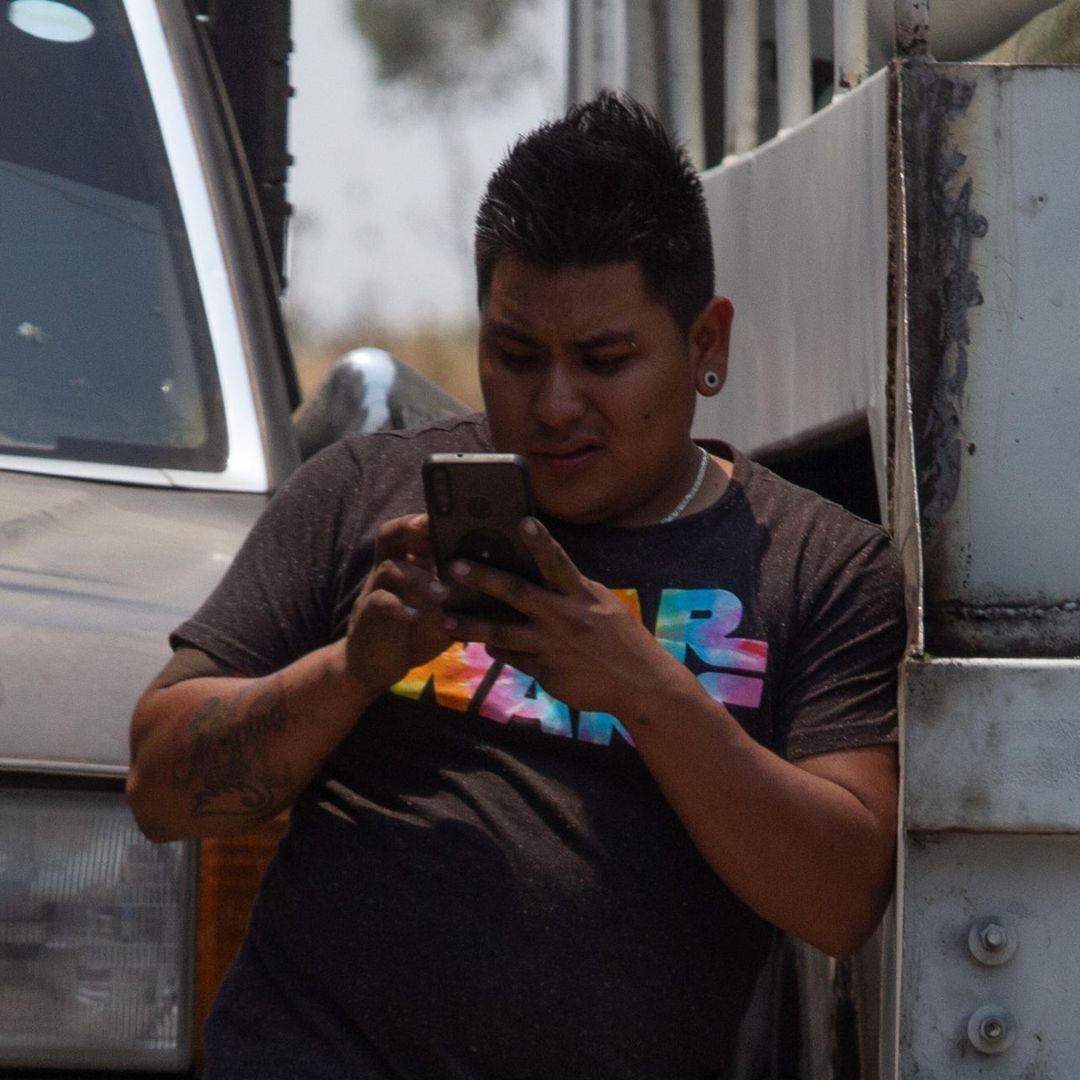 Hombre usa su teléfono celular, equipo que puede quedar sin línea telefónica en caso de no realizar registro.