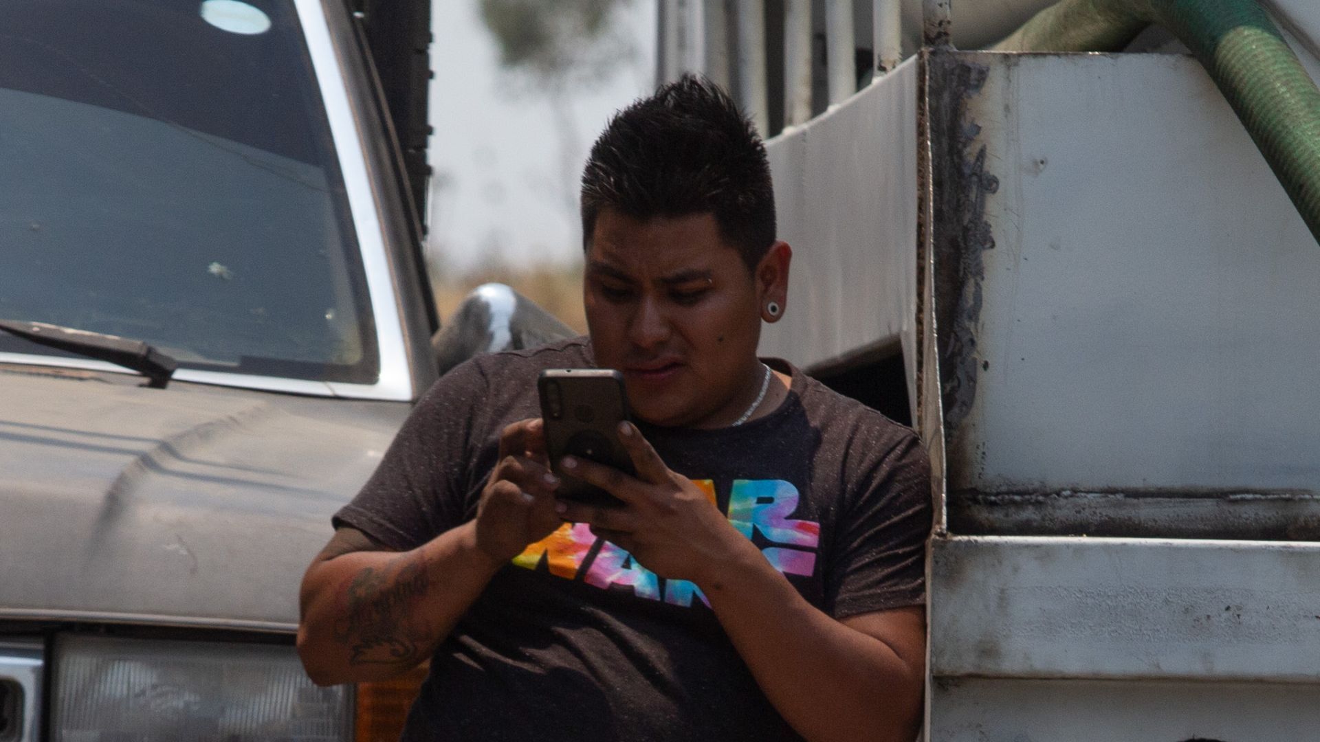 Hombre usa su teléfono celular, equipo que puede quedar sin línea telefónica en caso de no realizar registro.