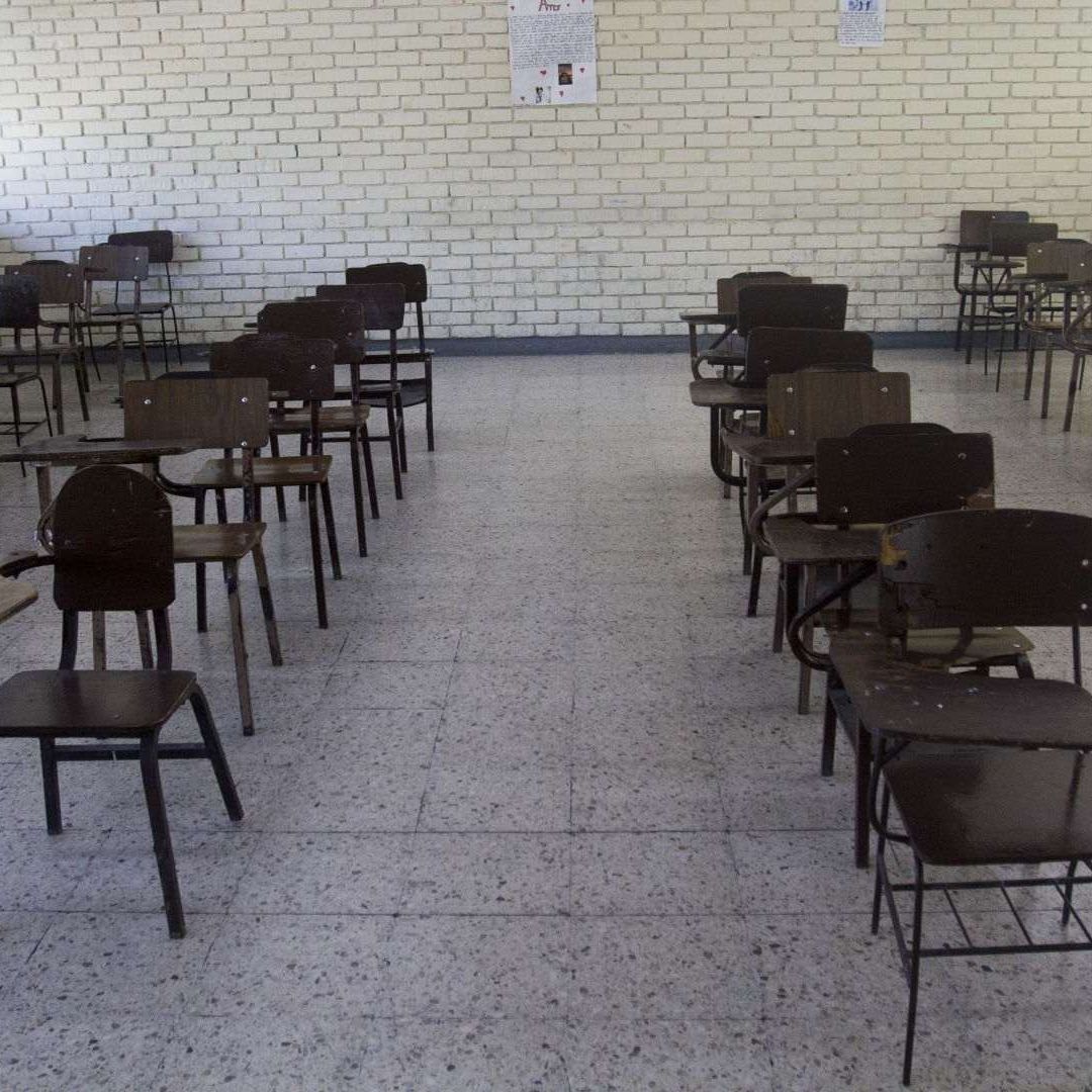 Sillas vacías en salón de clases. Habrá clases el 8 de septiembre 2026