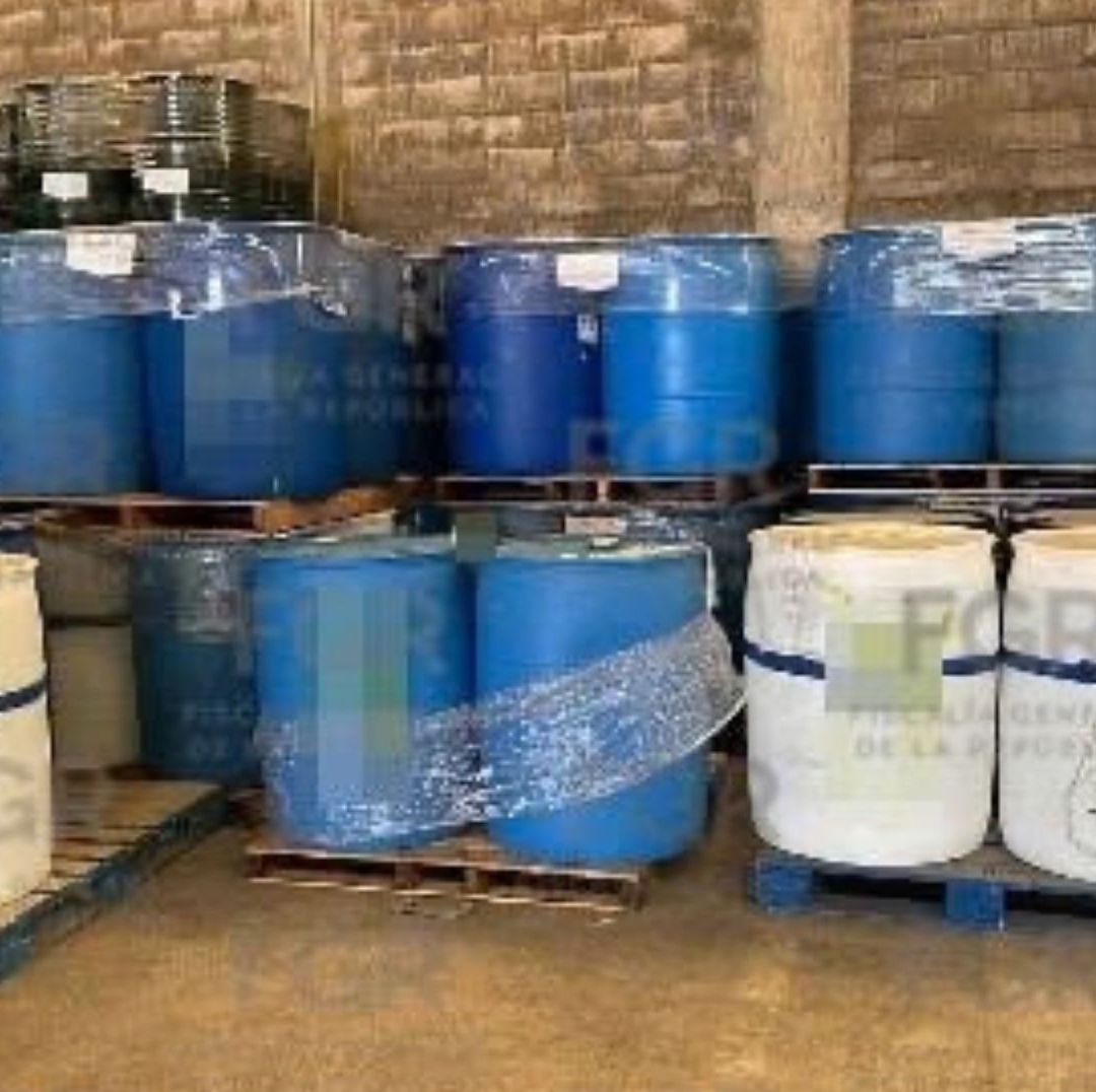 FGR Asegura Más de 49 Toneladas y 45 Mil Litros de Sustancias Químicas en Bodega de Sinaloa
