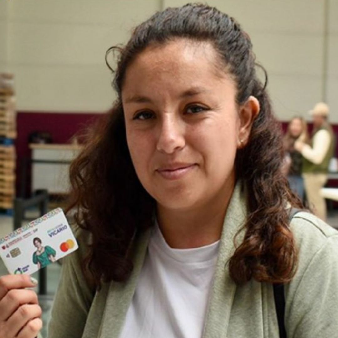 Mujer sostiene Tarjeta de Beca Leona Vicario. Hasta Cuándo Puedes Recoger la Tarjeta sino te es cancelada la Beca