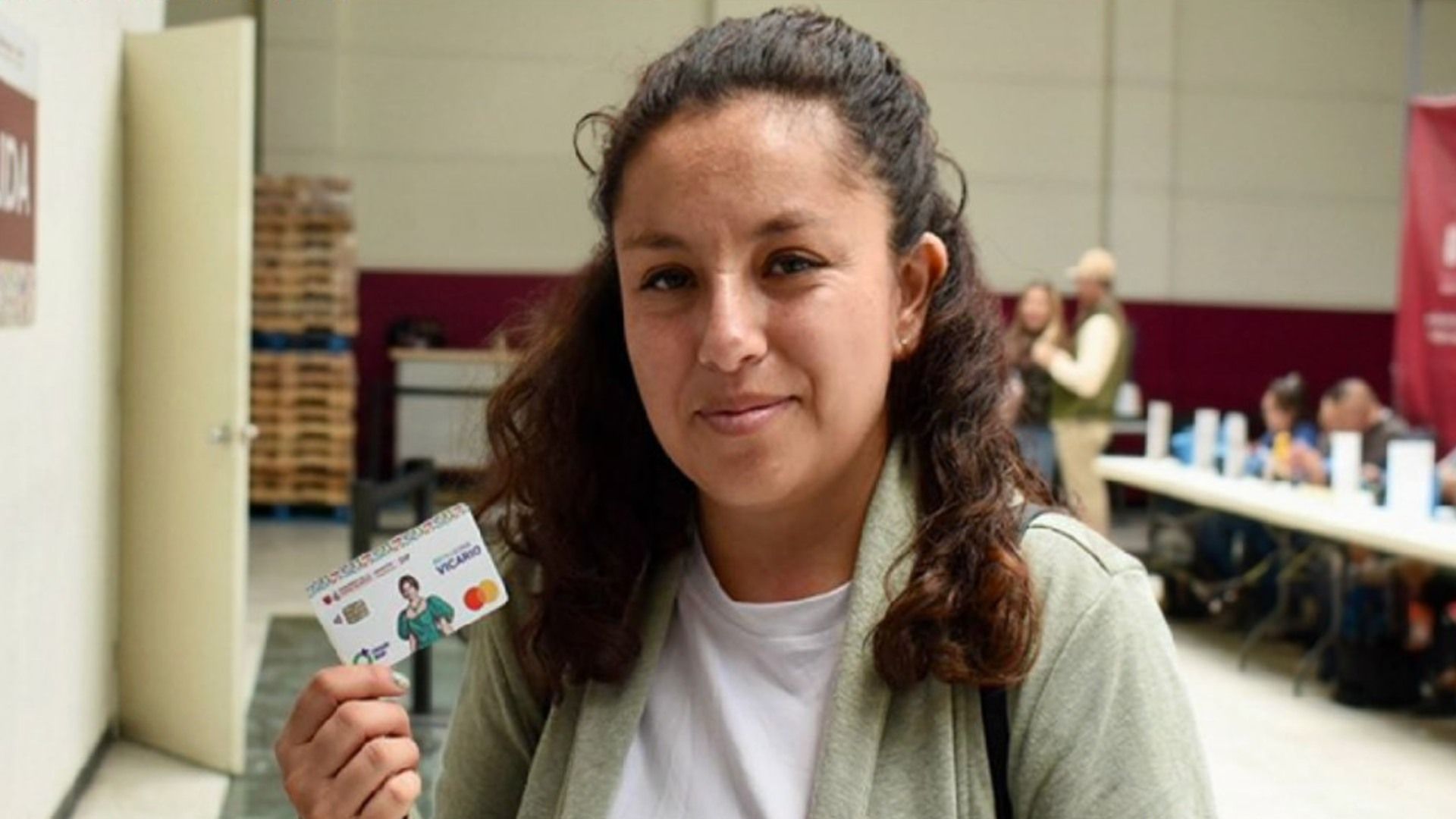 Mujer sostiene Tarjeta de Beca Leona Vicario. Hasta Cuándo Puedes Recoger la Tarjeta sino te es cancelada la Beca