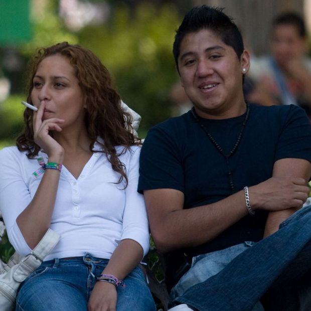 Pareja sentada. Cuáles son los síntomas del TDAH en adultos.
