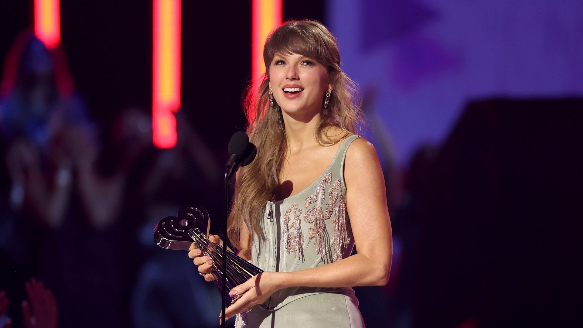Taylor Swift Sorprende en Estreno Toy Story 5: Estas Dos Canciones Interpretó En Vivo