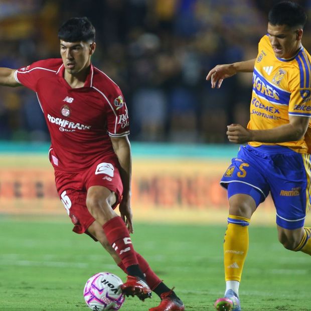 Jugadores de Toluca y Tigres disputan un balón.