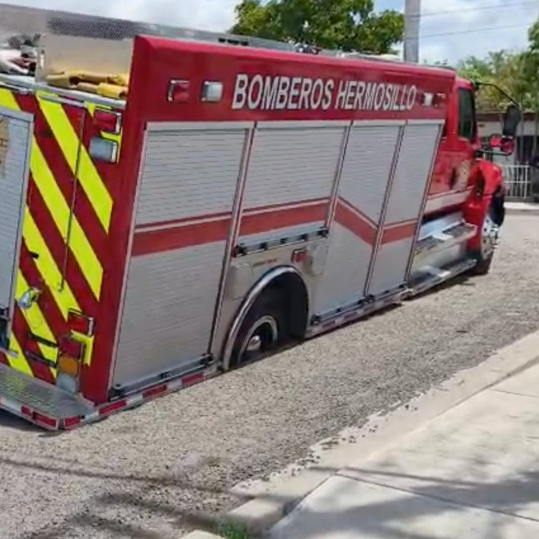 Unidad Extintora de Bomberos Quedó Parcialmente Hundida Dentro de un Socavón en Hermosillo