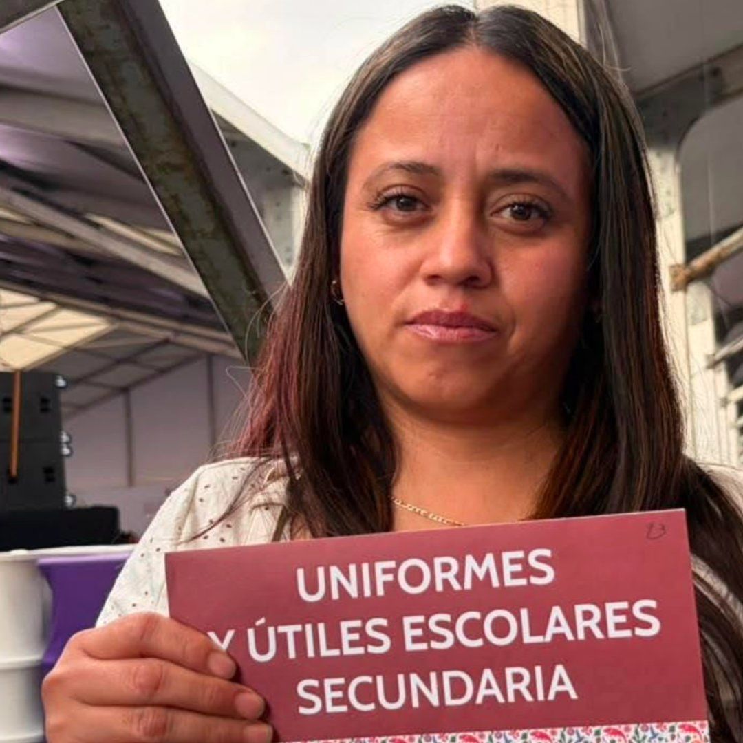 Mujer recibe apoyo Uniformes y Útiles Escolares Secundaria 2026