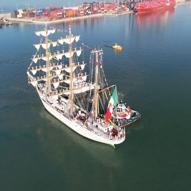 Vista panorámica del Buque Escuela Cuauhtémoc en Ensenada