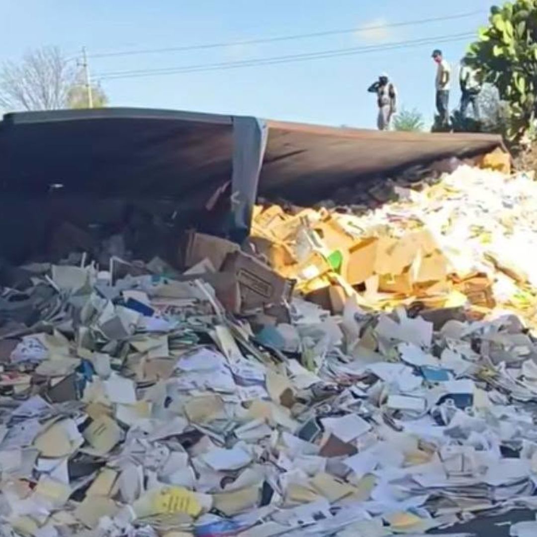 Volcadura de tráiler en la autopista Tehuacán-Oaxaca.
