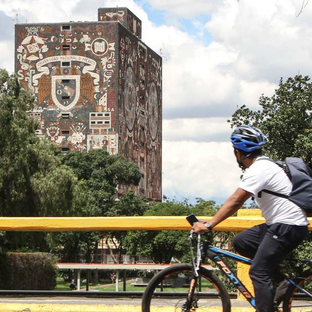 Hombre en Bici. Cuando Terminan Vacaciones Administrativas UNAM 2026.
