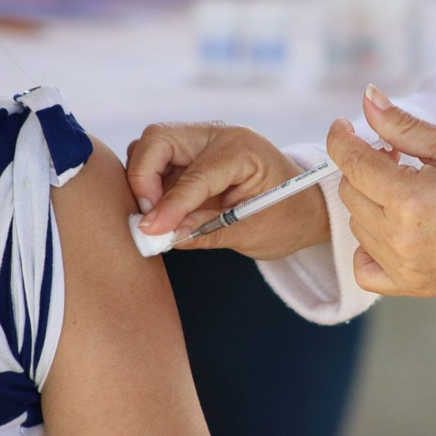 Mujer se aplica vacuna del VPH. Se puede aplicar la vacuna aún cuando ya tienes el virus