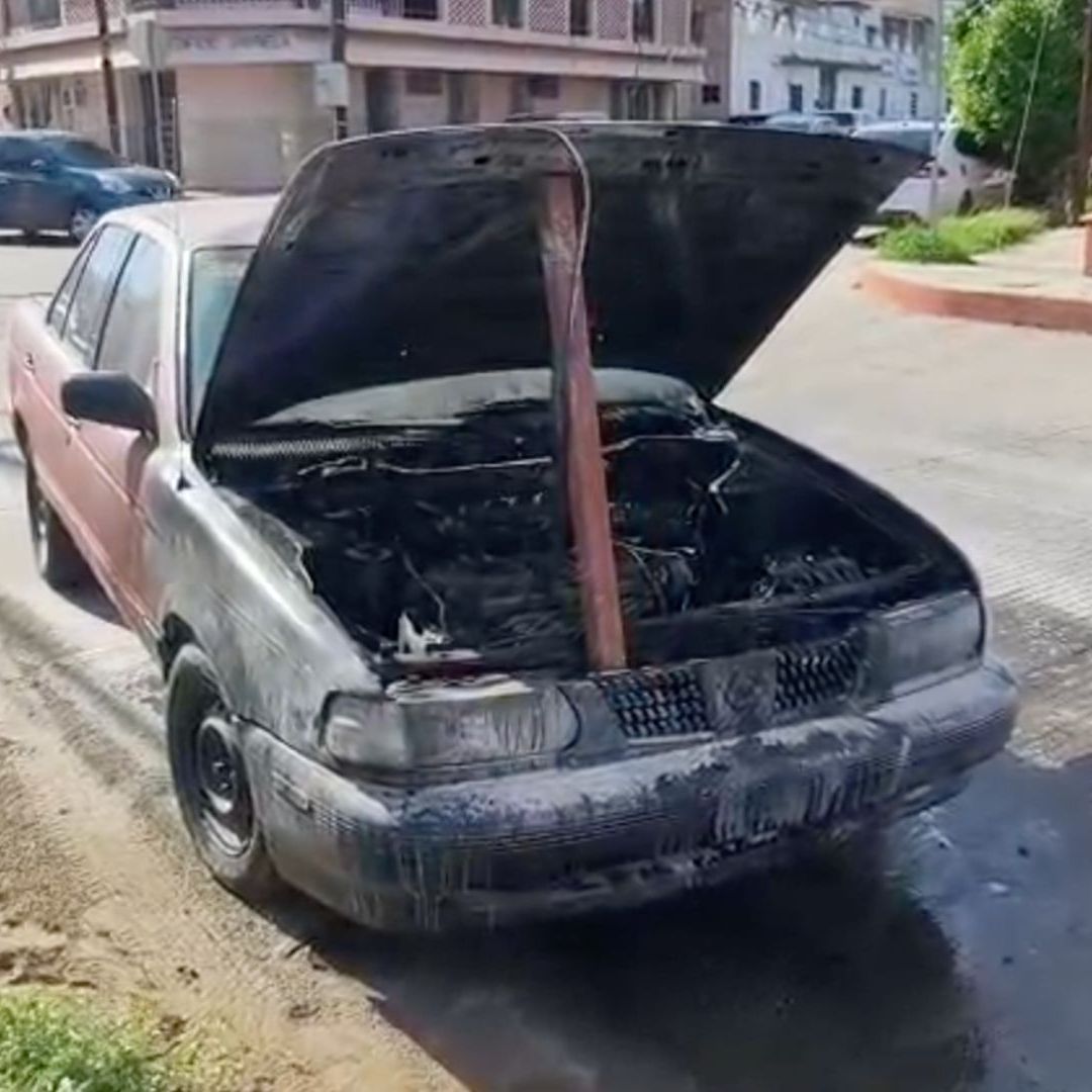 Daños de Consideración Deja Vehículo Incendiado en el Centro de Hermosillo