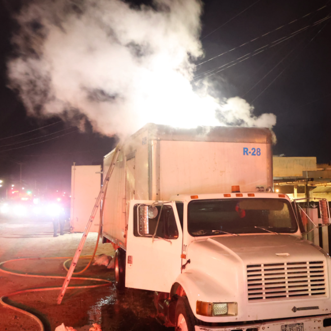 Vehículo que Transportaba Carbón se Incendió en Hermosillo, Sonora; Dejó Daños Materiales