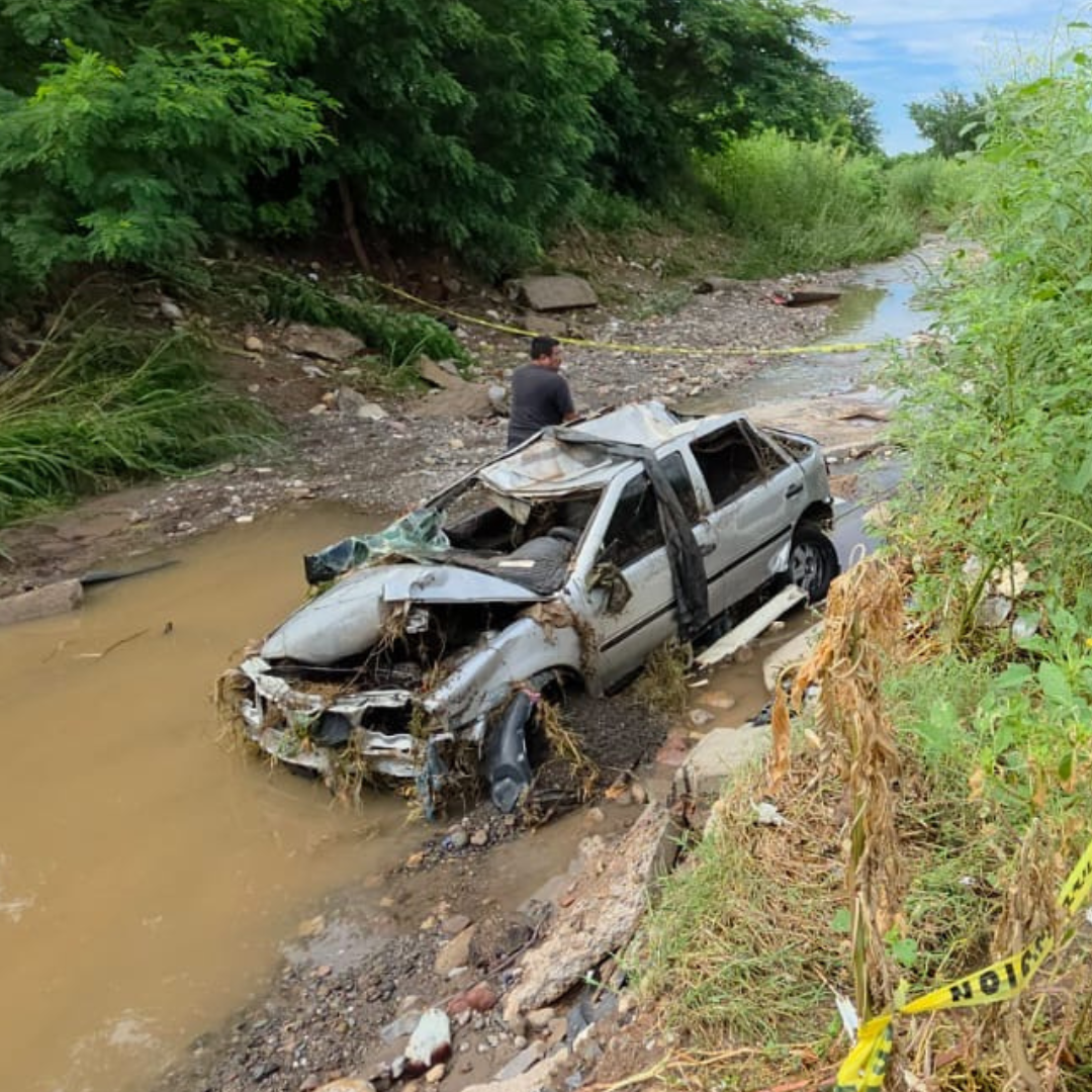 Vehículo es Arrastrado por la Corrientes tras Lluvias en Culiacán