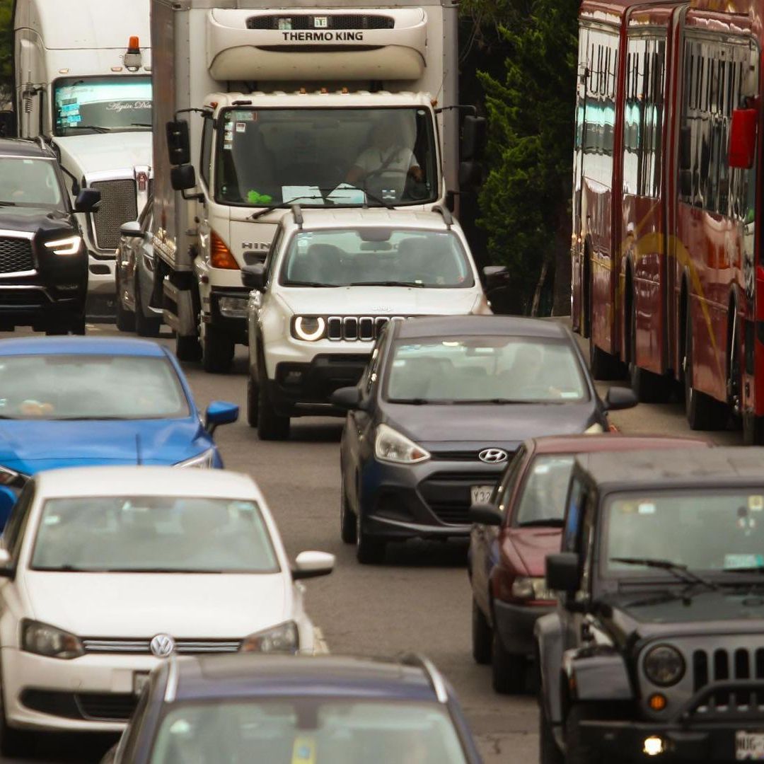 Autos circulando por calles de CDMX. Calendario de Verificación Vehicular 2026 CDMX segundo semestre