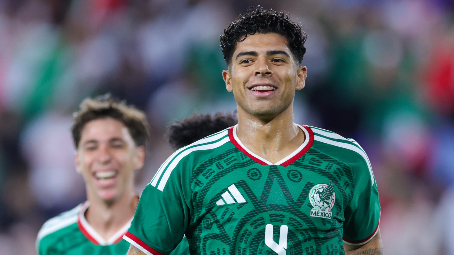 Víctor Guzmán durante un juego con la Selección Mexicana.