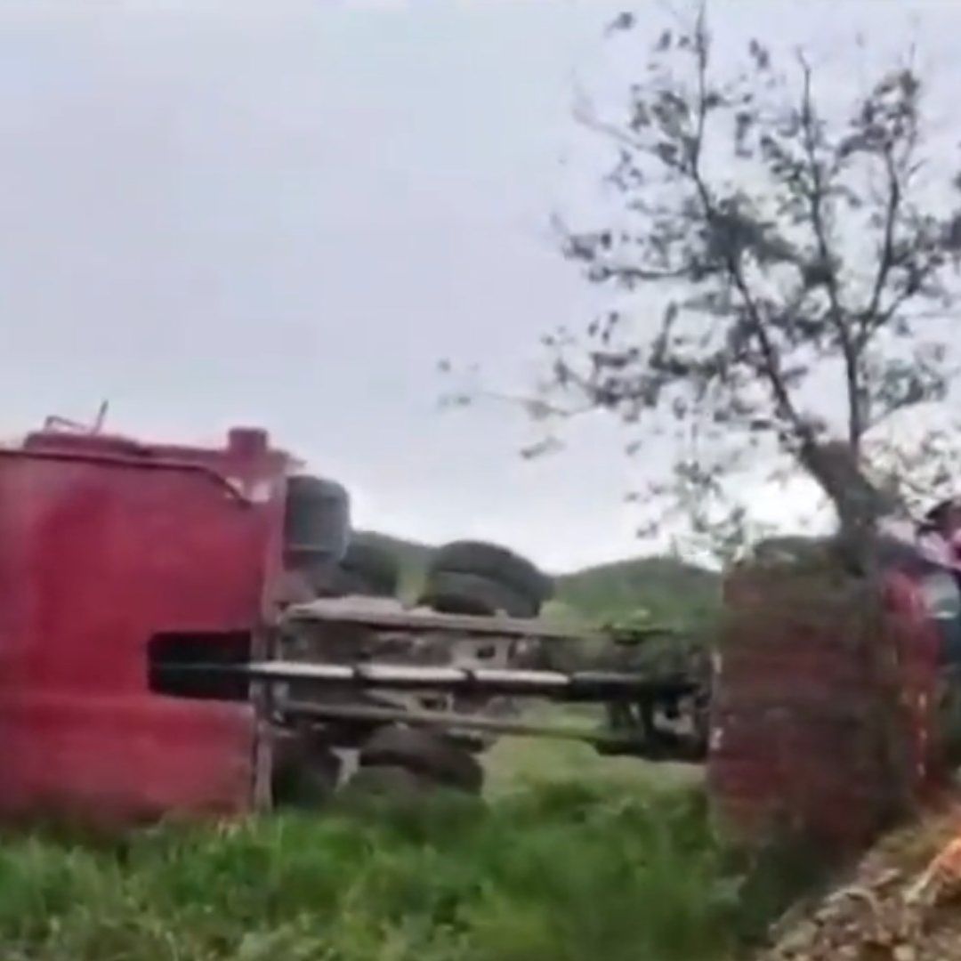 Camión materialista termina volcado en obra al sur de Monterrey