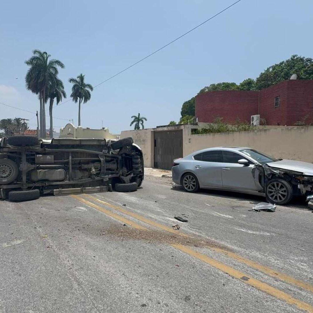 Camioneta Choca Contra Auto y Vuelca en la colonia Águila en Tampico ...