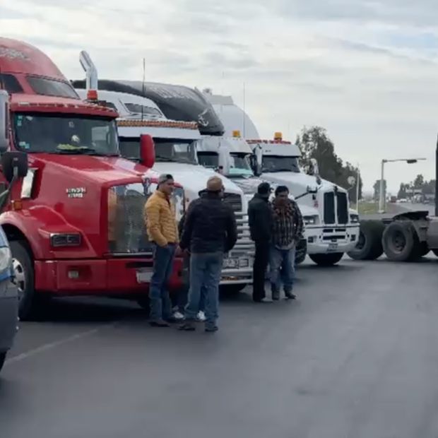 Transportistas en caseta de cobro Calera.