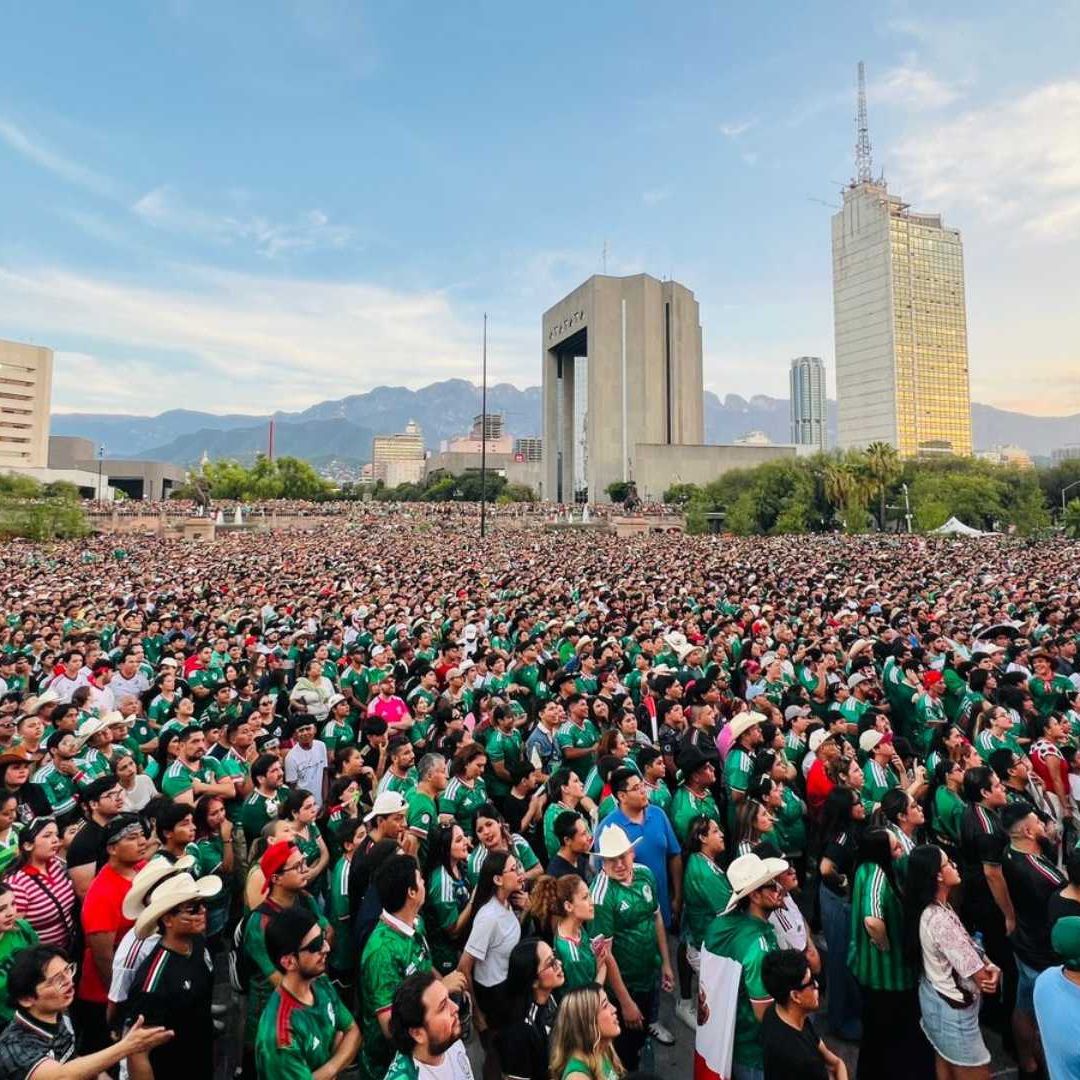 Aficionados abarrotan Macroplaza de Monterrey por partido de México vs Inglaterra