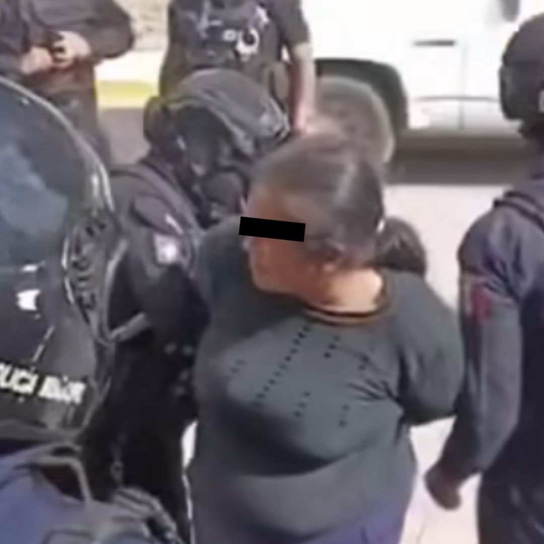Mujer detenida tras retiro de reja en Amozoc.