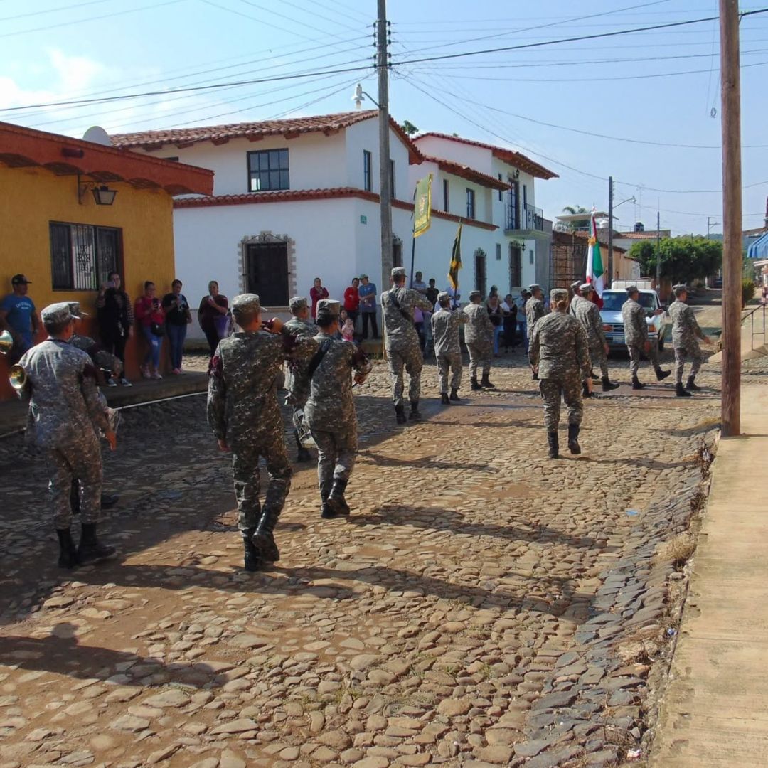 Cadetes de una academia militarizada en Sayula, Jalisco, realizan una marcha