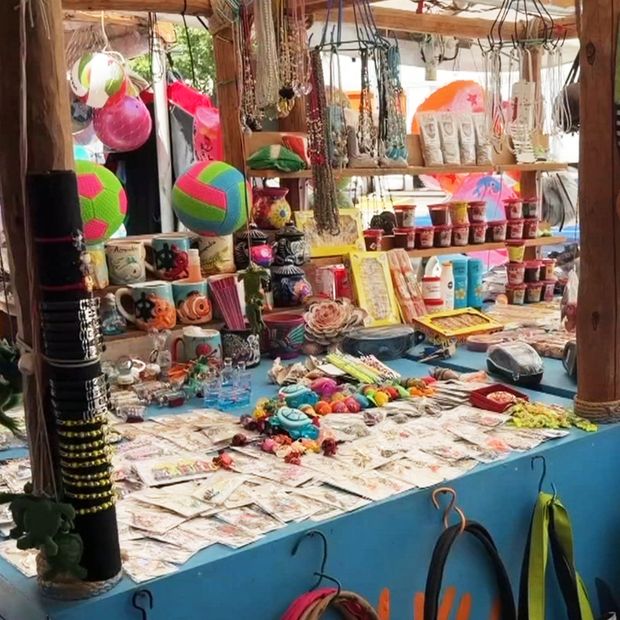 Puesto de artesanías en la costera Miguel Alemán, en Acapulco, Guerrero. Foto: N+