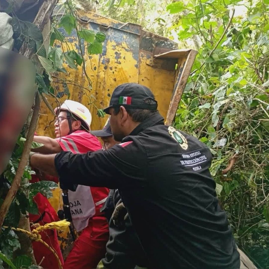 Camión de carga cae a barranco en Xicotepec, Puebla.