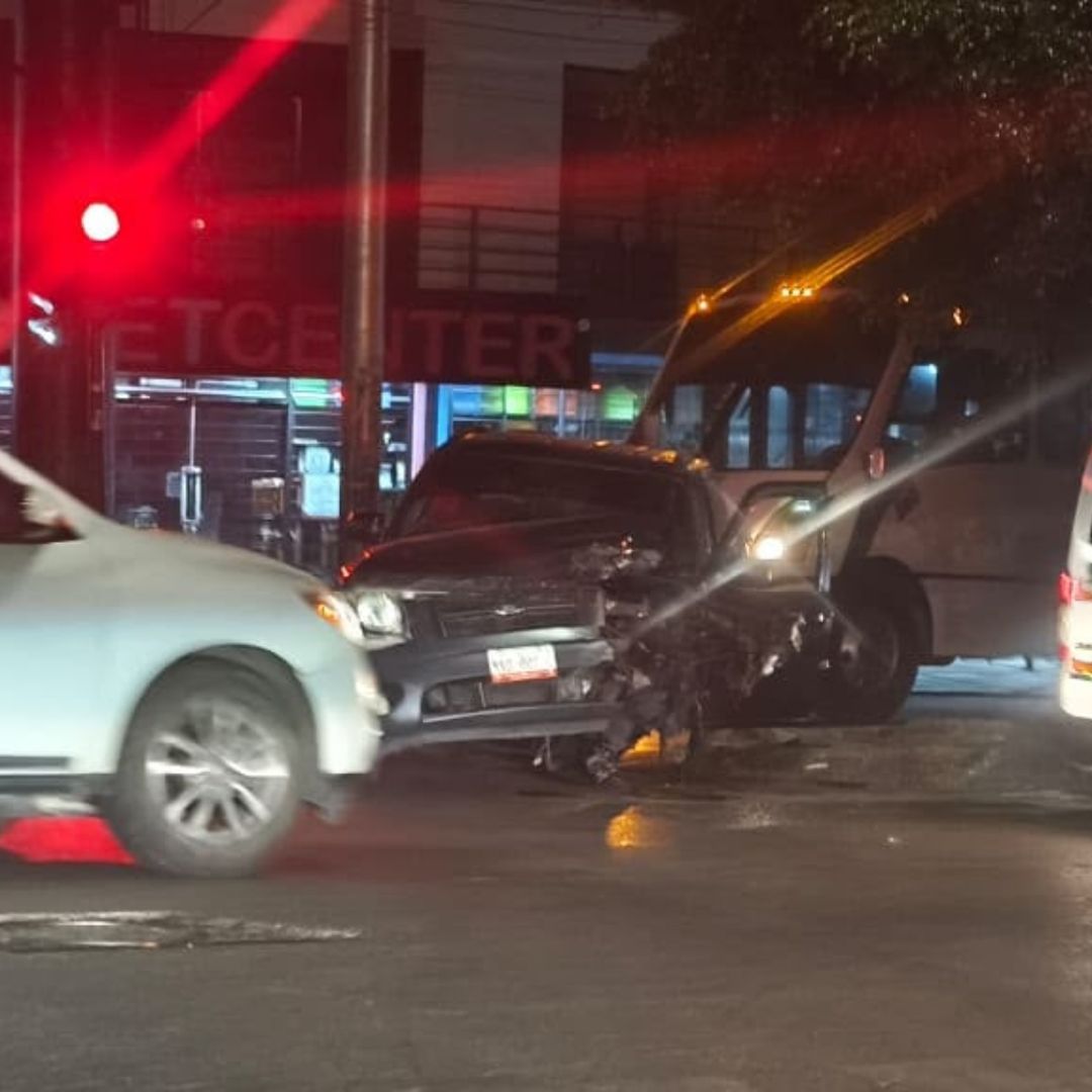Conductores avisaron a las autoridades que por la oscuridad el vehículo no era visible.