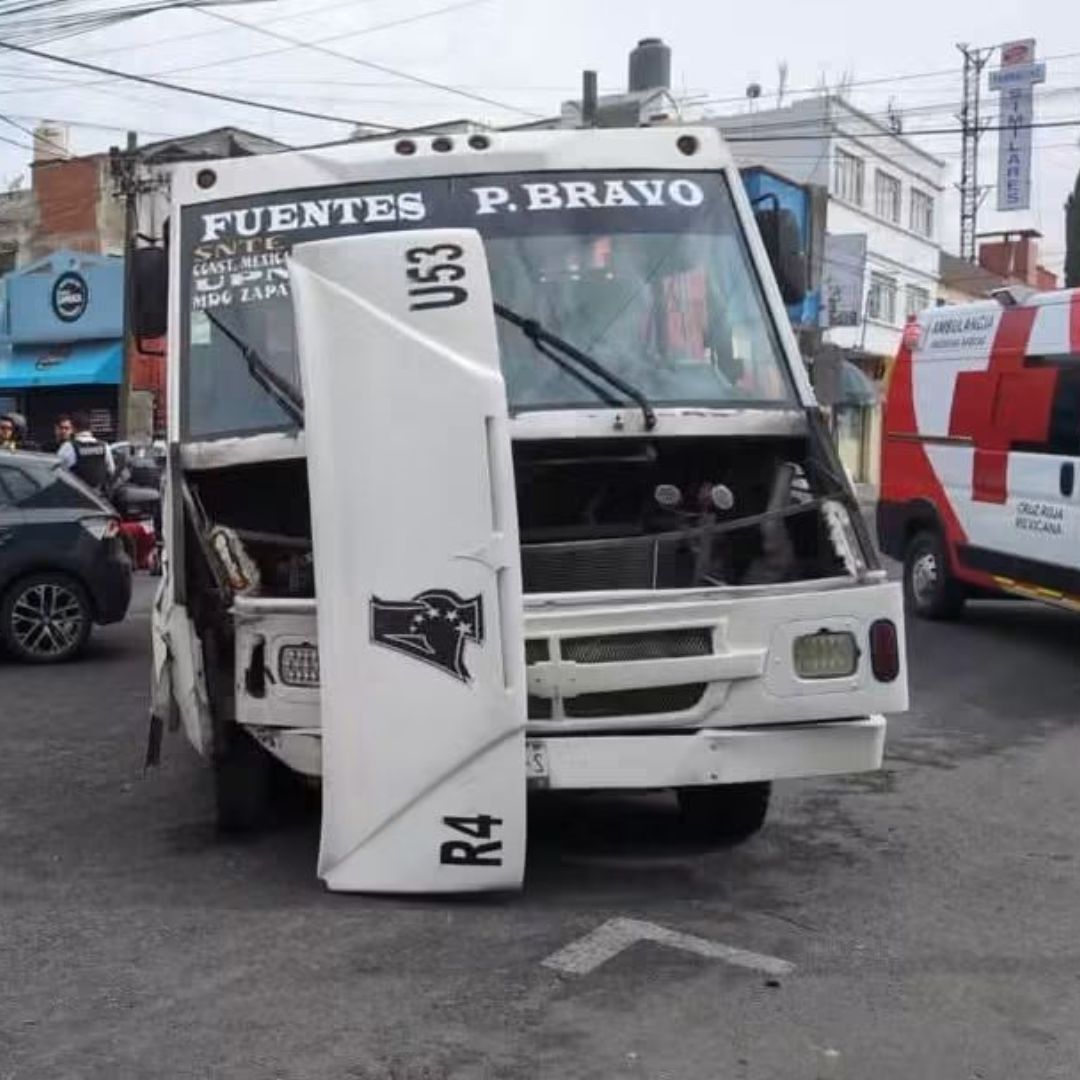 Accidente microbús y auto en Puebla.