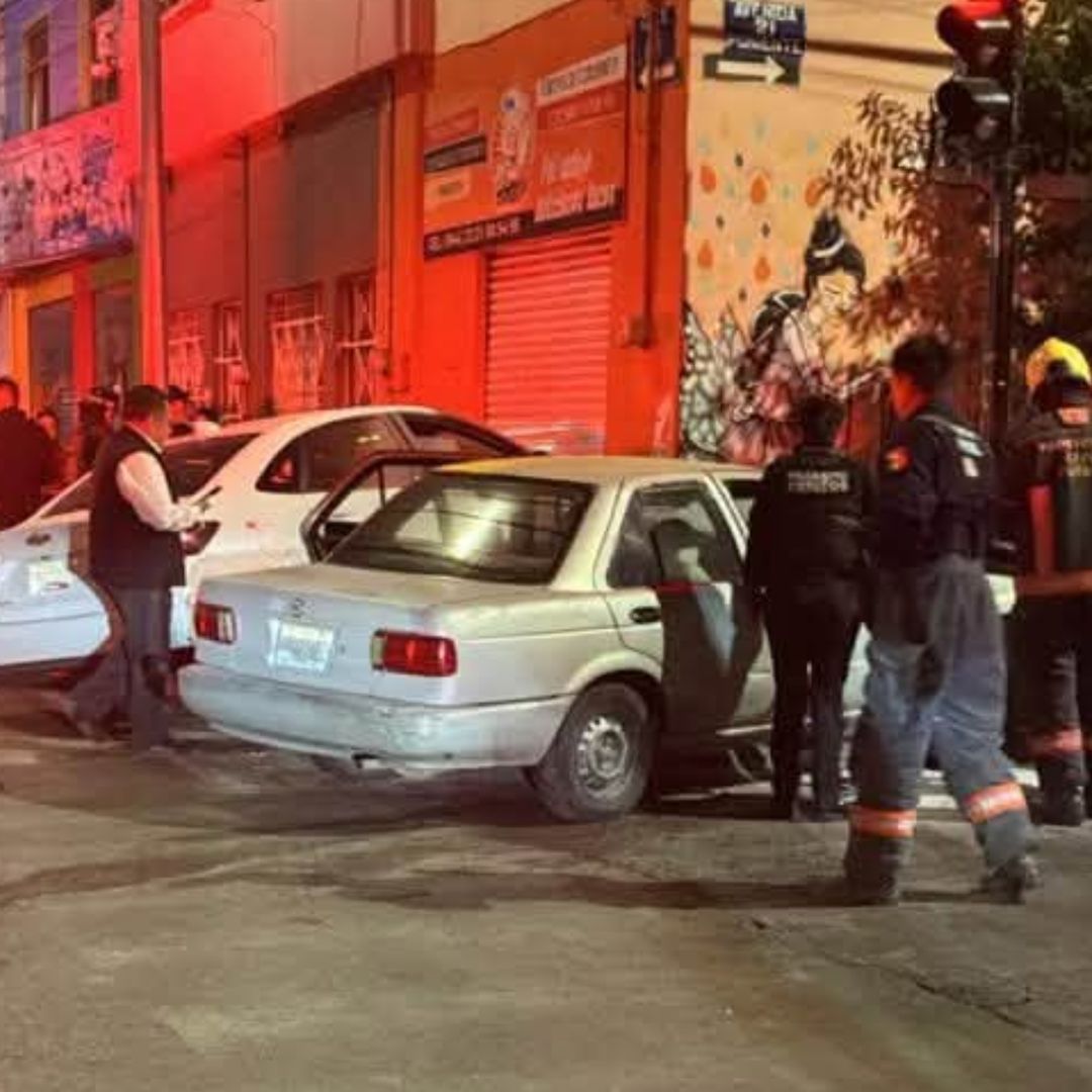 El choque provocó daños a la cortina metálica de un local.