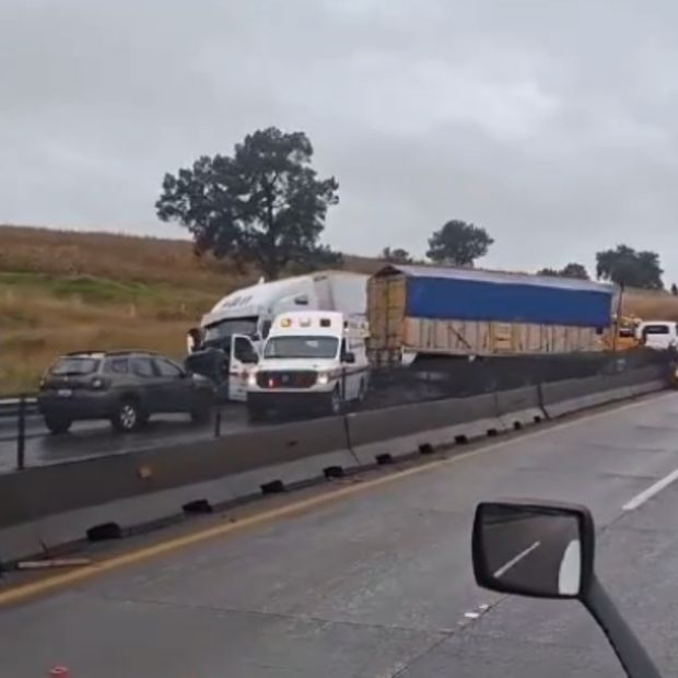 Accidente en Arco Norte deja tráfico intenso y tres lesionados.