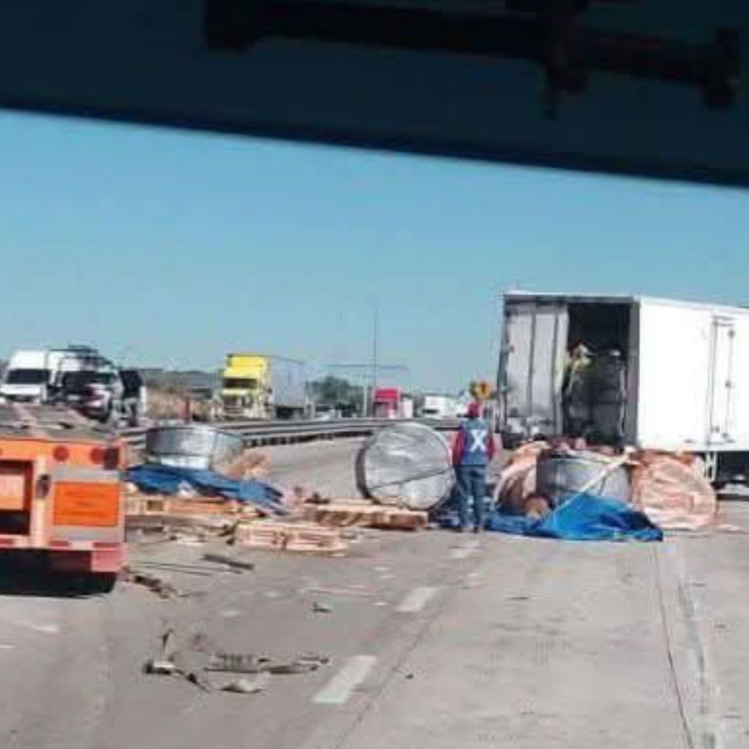 Cerrado Arco Norte por accidente entre unidades pesadas.