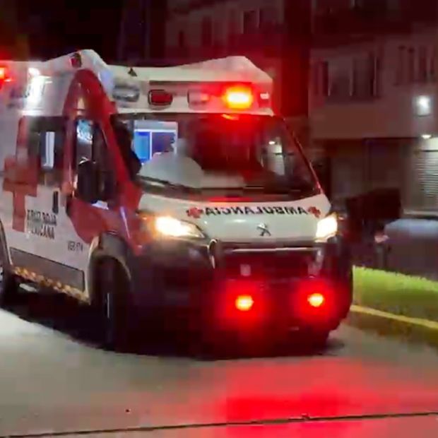 Un auto y una moto chocaron en Tuxpan al cruzar un tope. Tres personas fueron atendidas por paramédicos