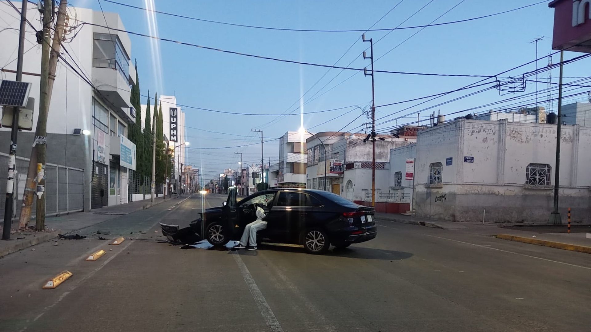 Auto choca contra poste en Puebla.